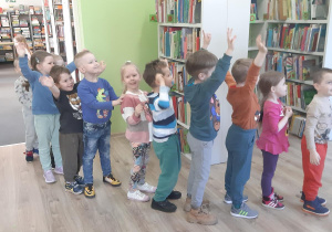 Stacja radość- dzieci podczas zabawy "Pociąg emocji".